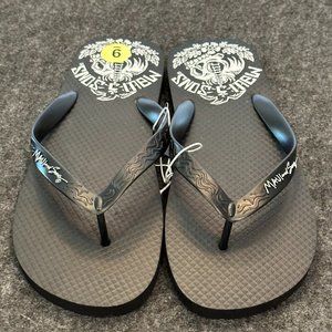 Maui And Sons Slip on Sandles NWT Size 9 E4